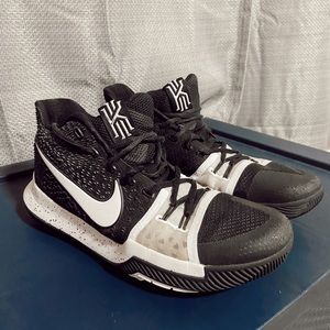 Kyrie Basketball Shoes! Black Nike basketball shoes!
